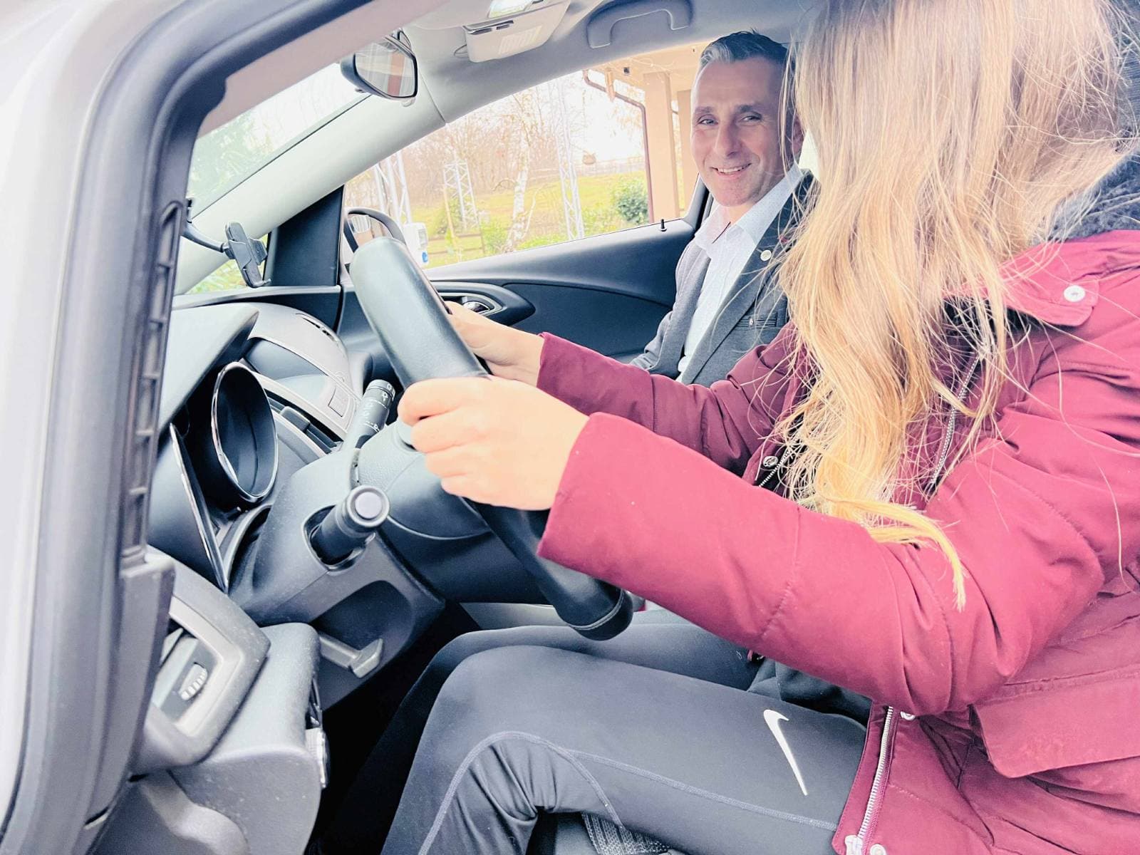 Török Tibor oktatás közben az oktatóautóban